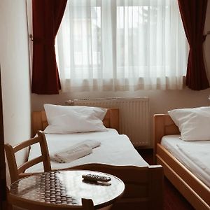 Zimmer mit zwei Einzelbetten